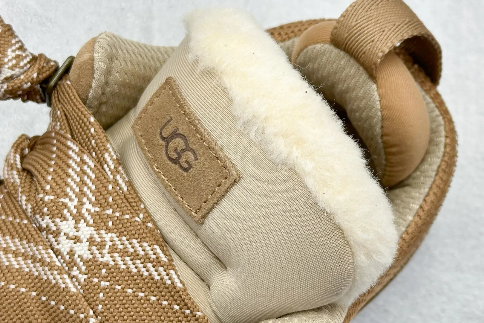 🐲💰 560 Support store UGG sheepskin all-in-one snow boots Mel style upper design, recycled ballistic canvas mesh, high-quality suede upper, two-color flat shoelaces. The inner material of the shoe is made of Longfeng sheep fur. Furry lining keeps warm and locks in heat. The sole material is a comfortable Treadlite by UGG EVA light wing outsole. Item number: 1144032 Size: 35-45